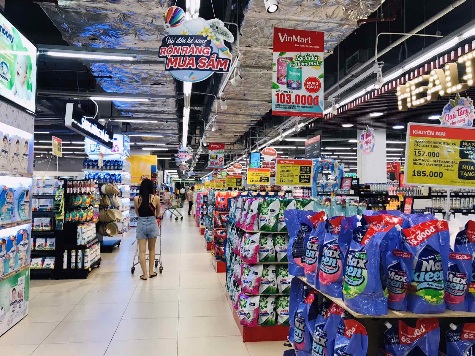 Giữa mùa dịch, chuỗi bán lẻ lớn nhất Việt Nam khuyến mại lên đến 50% nhiều ngành hàng 