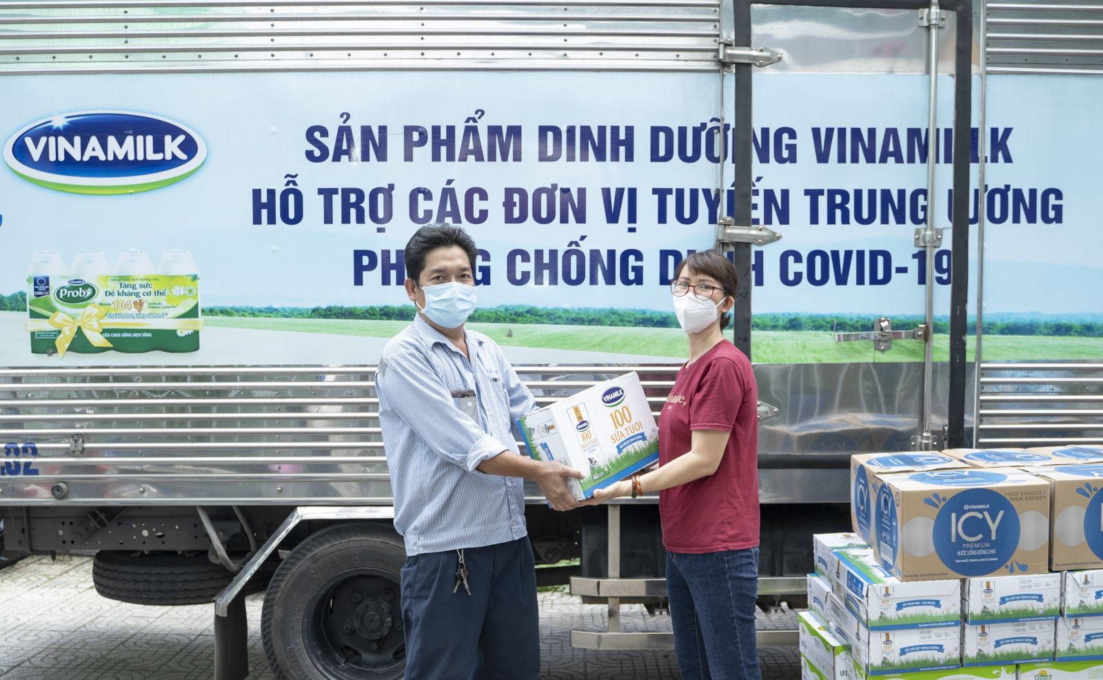 Đại diện Trung tâm Y tế quận Gò Vấp (bên phải) đại diện nhận các sản phẩm và sẽ nhanh chóng chuyển đến các y bác sĩ, nhân viên y tế đang làm nhiệm vụ