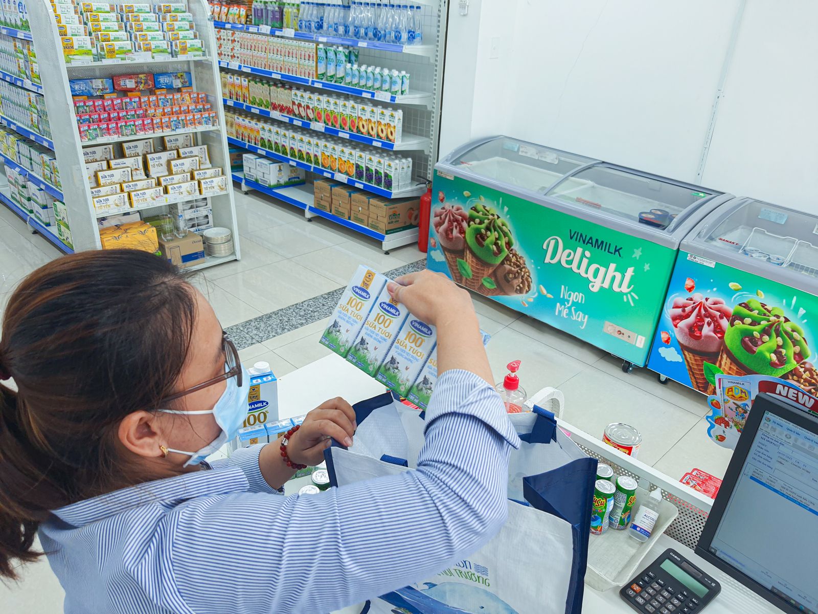 Nhân viên của cửa hàng Giấc mơ sữa Việt cẩn thận kiểm tra các sản phẩm trước khi giao đến tận nhà cho người tiêu dùng.