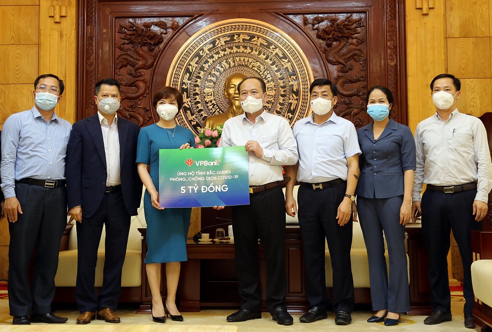 VPBank trao 5 tỷ tiền mặt ủng hộ Bắc Giang