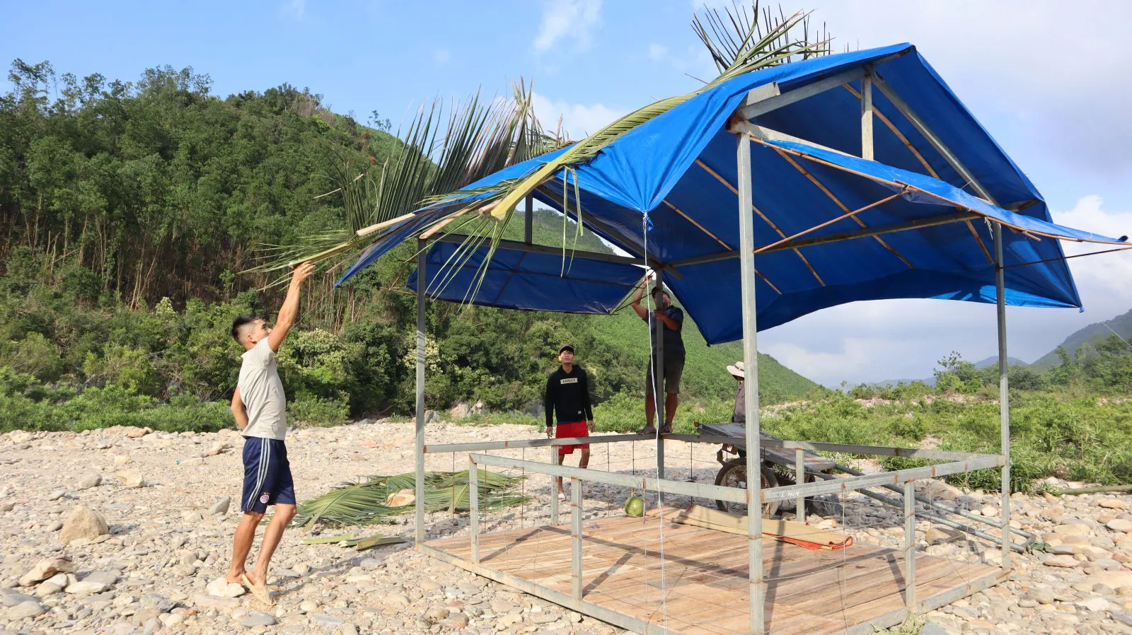 Người dân tại hai thôn Giàn Bí và Tà Lang xây dựng các láng trại phục vụ du lịch ở ven sông Cu Đê.