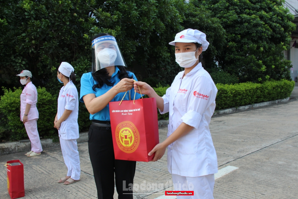 Phó Chủ tịch Thường trực Liên đoàn Lao động Thành phố Đặng Thị Phương Hoa trao quà hỗ trợ cho công nhân Công ty Cổ phần Tràng An.