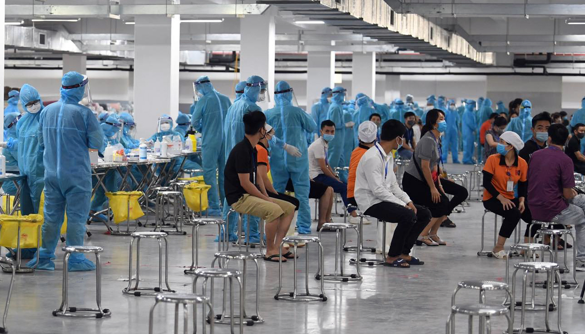 Công nhân ở khu công nghiệp Quang Châu chờ xét nghiệm. 