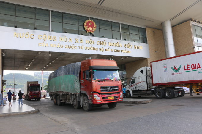 Hàng ngày có khoảng 50 xe tải vận chuyển 500 tấn vải thiều Bắc Giang, Hải Dương xuất khẩu sang thị trường vùng tây nam Trung Quốc qua cửa khẩu Lào Cai.