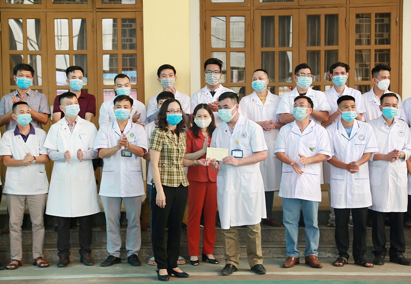 Giám đốc Sở Y tế Yên Bái tặng quà trước khi đoàn thầy thuốc lên đường đến tăng cường cho Bắc Giang