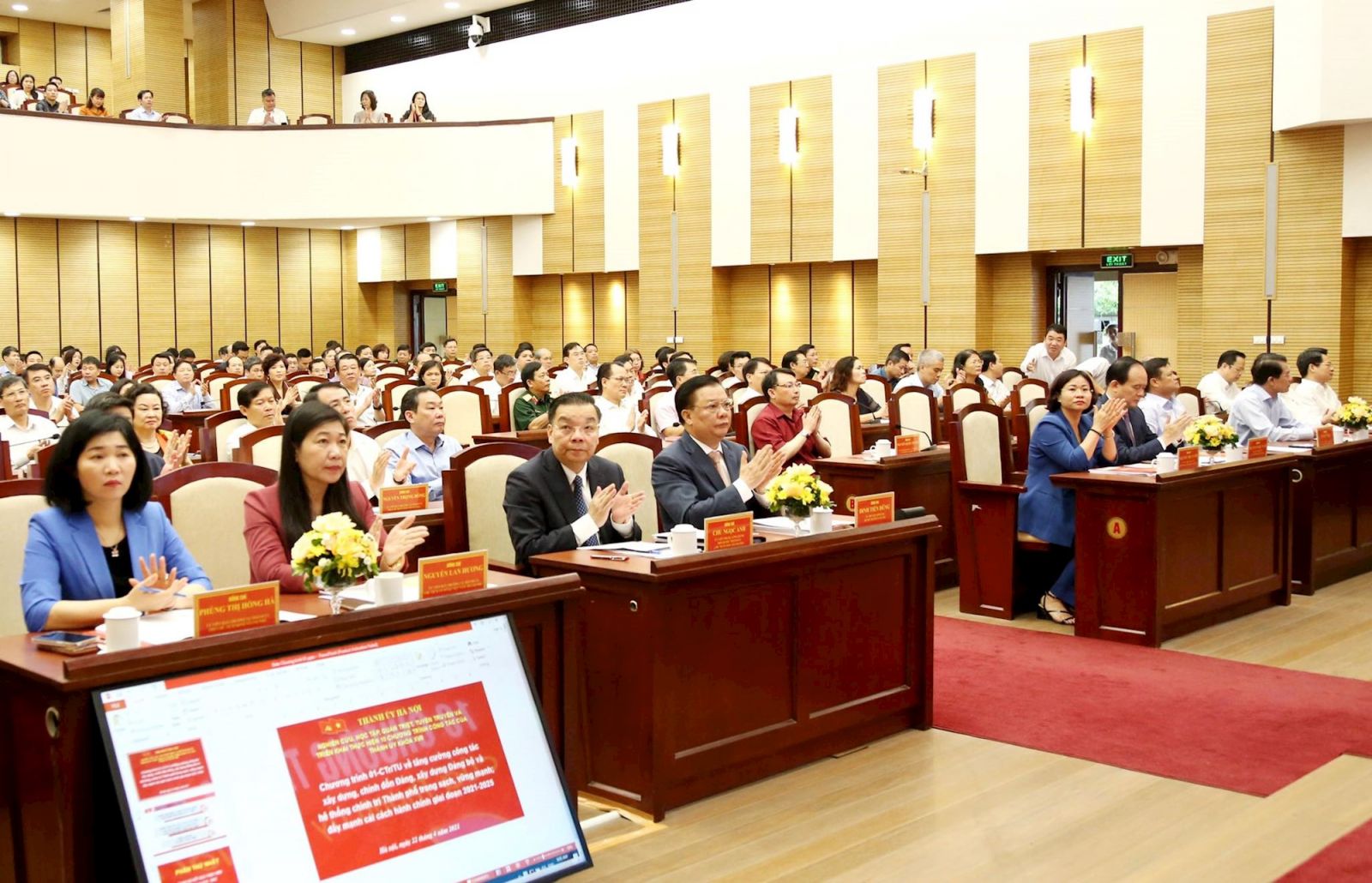  Đồng chí Đinh Tiến Dũng, Ủy viên Bộ Chính trị, Bí thư Thành ủy Hà Nội chủ trì hội nghị.