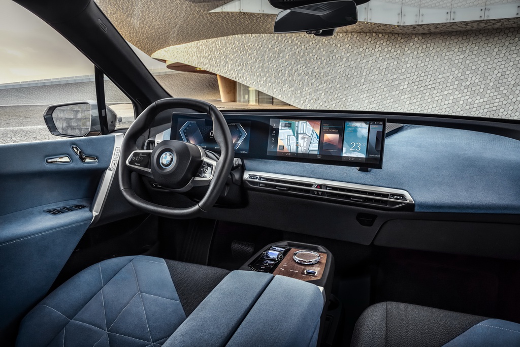 BMW iX 2022 sẽ có giá bán từ 92.600 USD. Ảnh: Carscoops