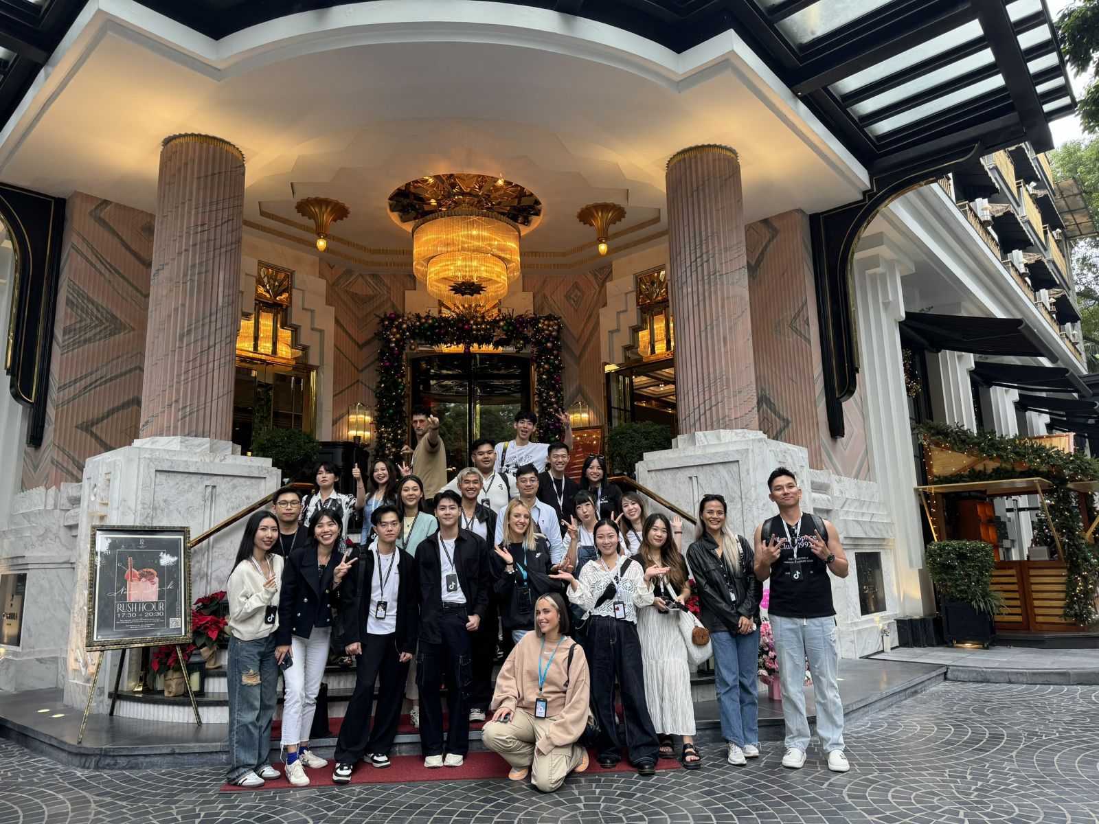 Nhóm TikTok creators quốc tế kịp di chuyển tới Capella Hanoi để thưởng thức “phở Blackpink”