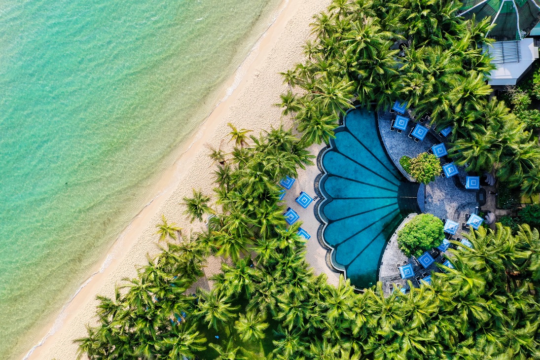 Bể bơi của JW Marriott Phu Quoc Emerald Bay Resort nổi bật giữa khung cảnh của Bãi Kem