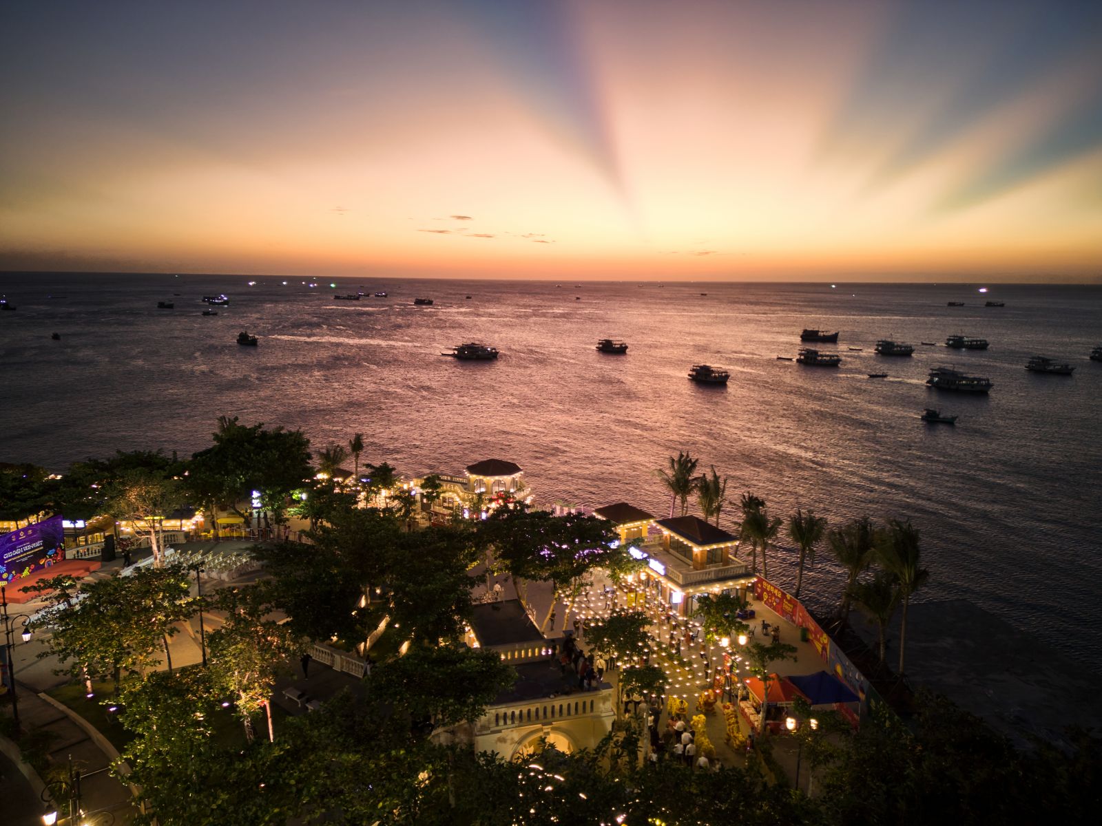 Với vị trí đắc địa bên biển, VUI-Fest giúp du khách ngắm trọn hoàng hôn tuyệt đẹp của Phú Quốc