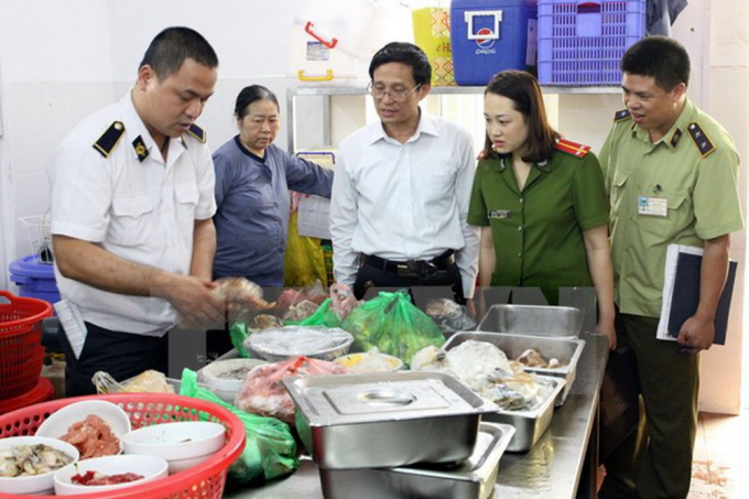 Đoàn kiểm tra liên ngành kiểm tra công tác bảo đảm an toàn vệ sinh thực phẩm bếp ăn bán trú trường học tại quận Thanh Xuân