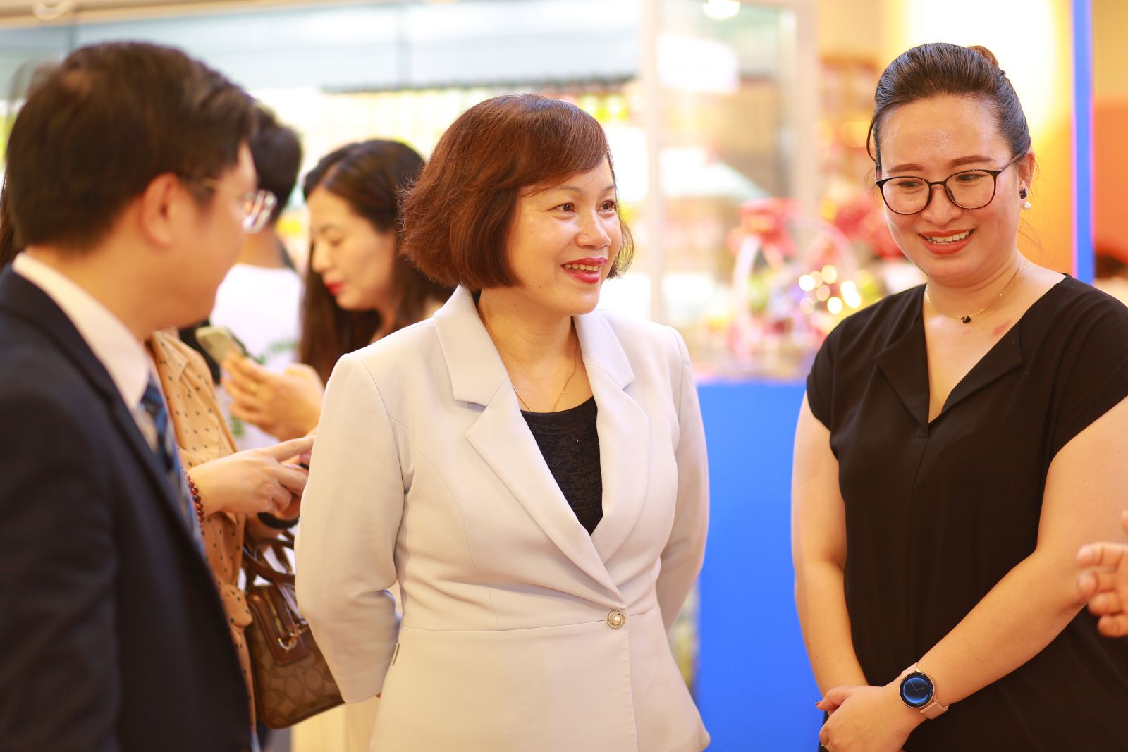 Bà Lê Việt Nga Phó Vụ trưởng Vụ thị trường trong nước tại siêu thị