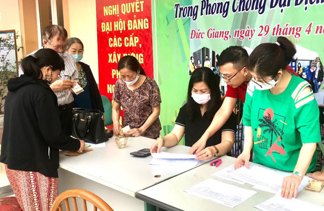 Người lao động trên địa bàn quận Long Biên nhận hỗ trợ từ gói an sinh xã hội vào năm 2020.
