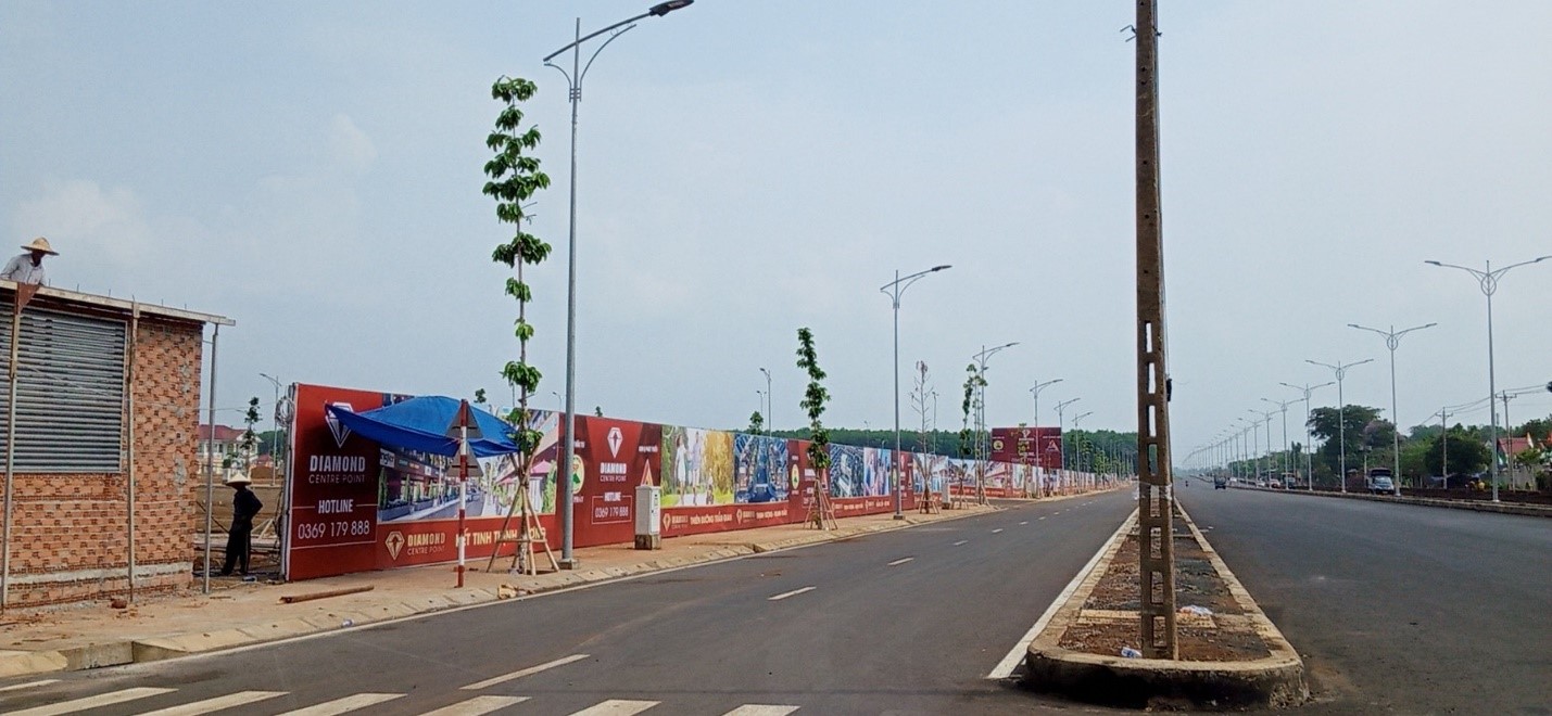 Diamond Centre Point nằm trên mặt tiền đường DT.741, là tuyến đường huyết mạch kết nối từ thành phố Đồng Xoài lên thị xã Phước Long, 2 khu vực phát triển kinh tế mạnh nhất của tỉnh Bình Phước