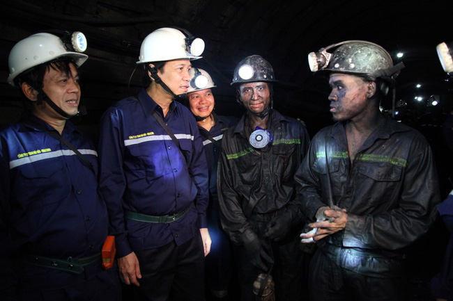 Bộ trưởng Bộ LĐ-TB&XH Đào Ngọc Dung trực tiếp xuống hầm, trò chuyện với những người thợ lò Cty cổ phần than Núi Béo (Quảng Ninh)