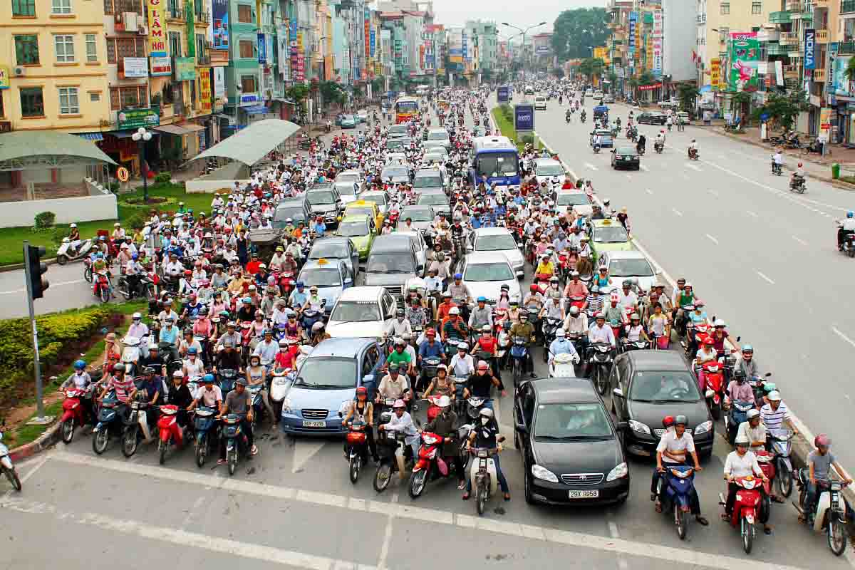 “Việc cấm xe máy vào năm 2025 phải có các biện pháp song hành giải quyết được nhu cầu đi lại cho người dân thì mới có thể cấm được” - TS Phan Lê Bình băn khoăn. (Ảnh minh họa)