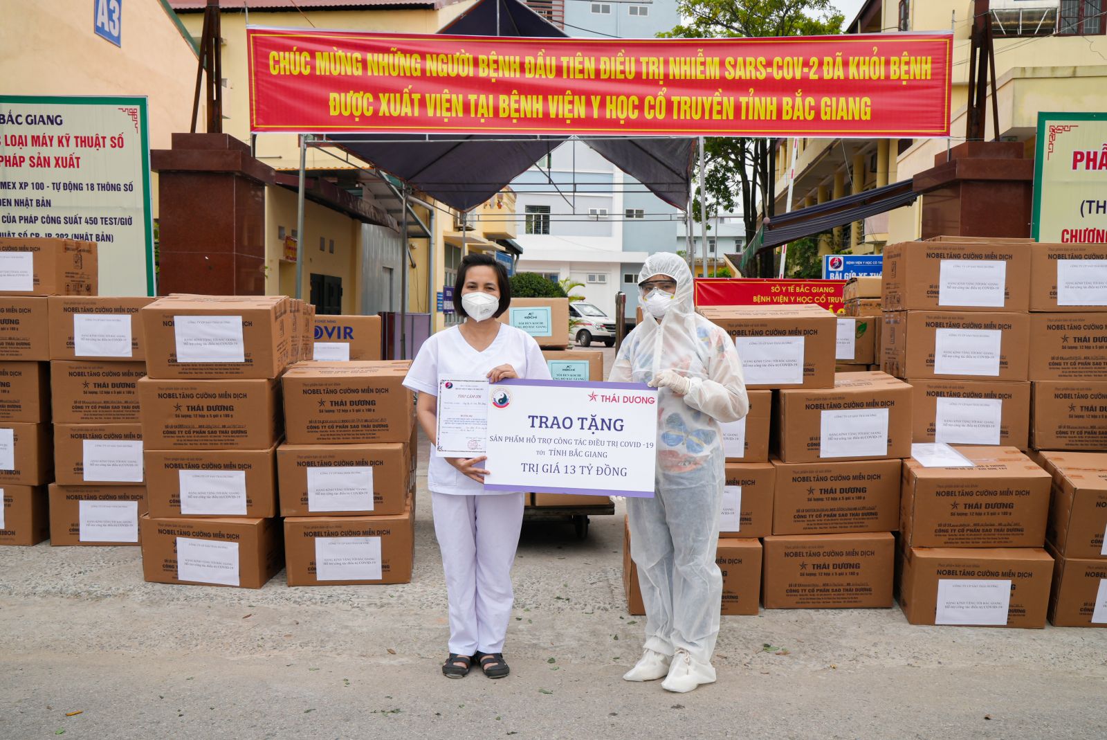 Trao tặng sản phẩm hỗ trợ điều trị Covid 19 tới Bệnh viện YHCT Tỉnh Bắc Giang