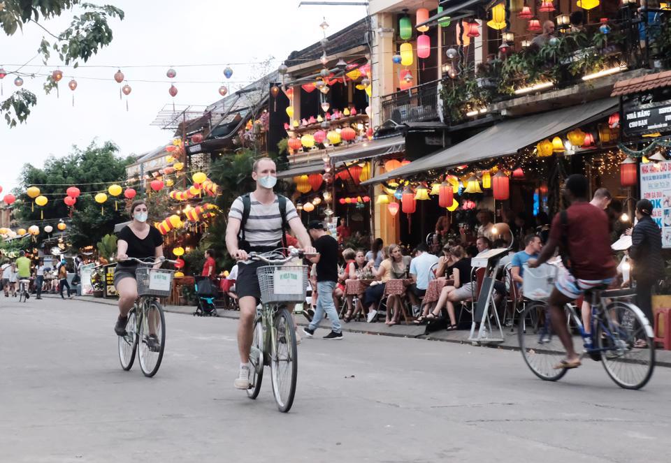 Việt Nam mở cửa đón khách quốc tế, cổ phiếu du lịch cất cánh