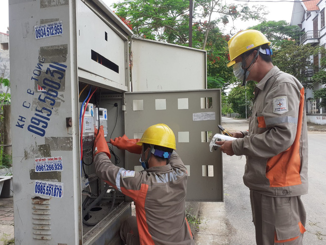 Công nhân điện lực Dương Kinh thay công tơ điện tử.