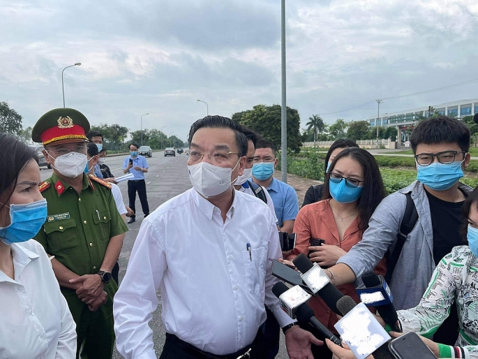 Chủ tịch UBND Thành phố Hà Nội Chu Ngọc Anh trả lời báo chí khi kiểm tra công tác cách ly tại BV Bệnh Nhiệt đới Trung ương (ảnh P.C)