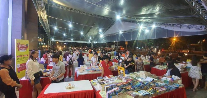 Nhiều hội sách được tổ chức hằng năm hoành tráng với hàng ngàn đầu sách, bản sách mới được trưng bày.