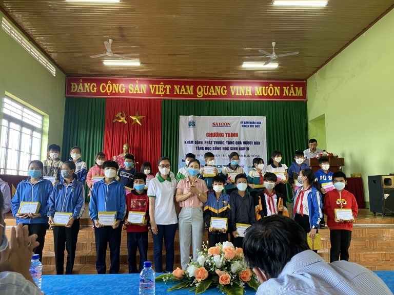 FE CREDIT trao học bổng cho học sinh nghèo, vượt khó tại xã Đắk Búk So
