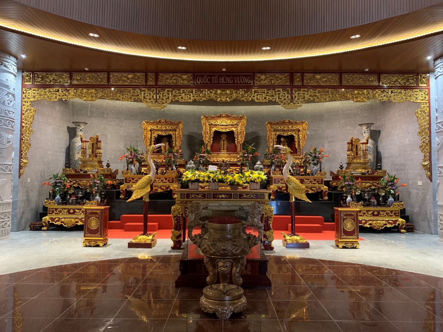 Đền thờ Vua Hùng là ngai thờ Quốc Tổ Hùng Vương, hai bên bài trí ngai thờ Tổ phụ Lạc Long Quân và Tổ mẫu Âu Cơ, kế đến là hai bàn thờ Lạc hầu và Lạc tướng. 