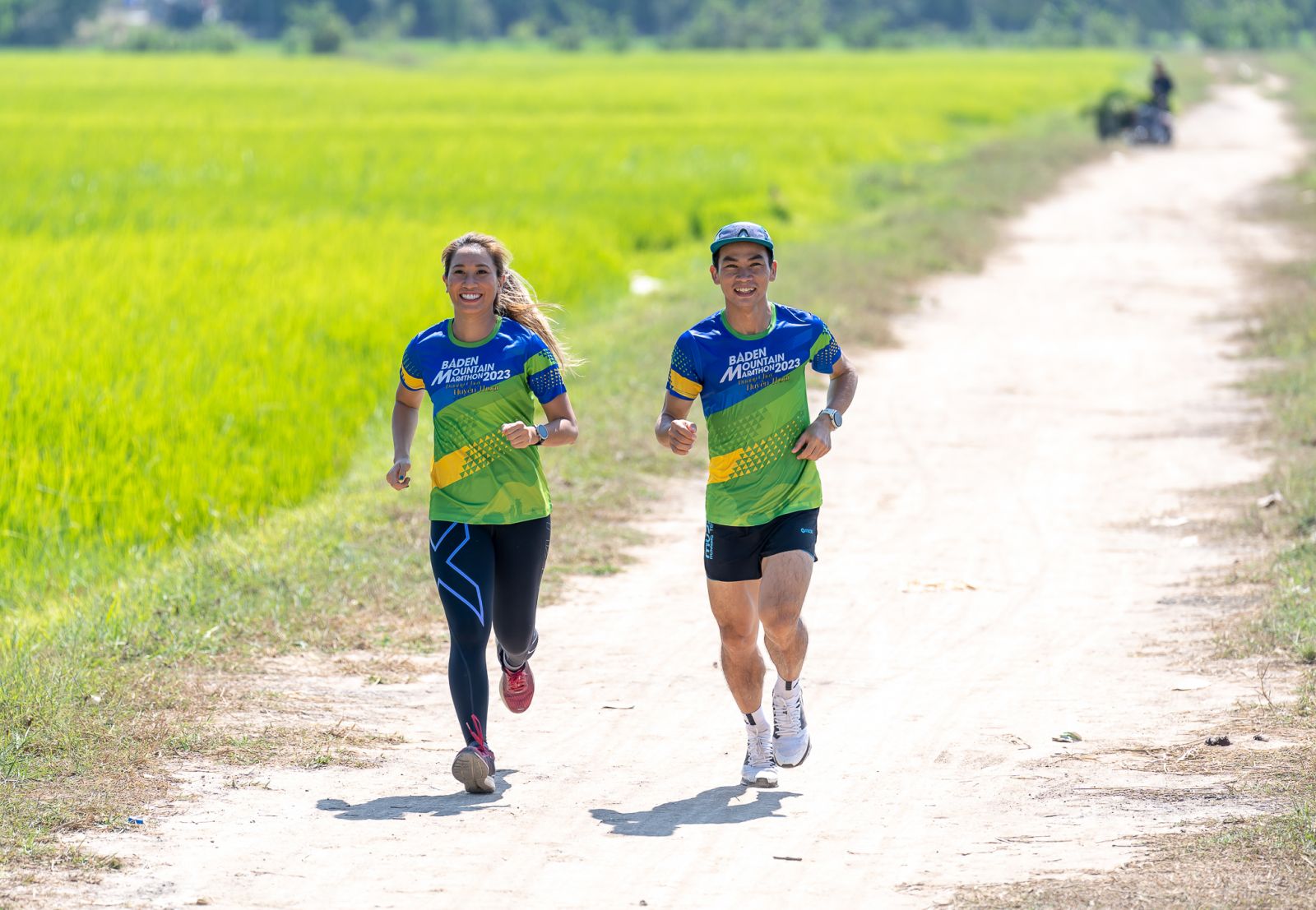 VĐV Thanh Vũ và Trọng Nhơn trên đường chạy tại Tây Ninh