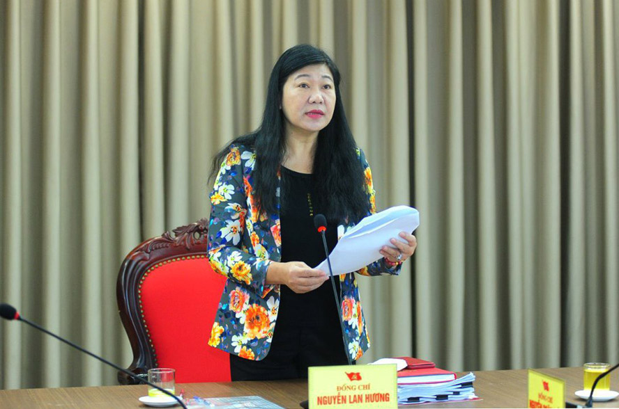 Chủ tịch Ủy ban Mặt trận Tổ quốc Việt Nam thành phố Nguyễn Lan Hương, Tổ trưởng tổ 4 tổng hợp ý kiến thảo luận tại tổ.