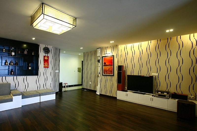 Sử dụng giấy dán tường làm tăng hiệu quả thẩm mỹ và thị giác: Những hoa văn sọc đứng “kéo” chiều cao của trần lên, trong một không gian rộng của căn hộ chung cư với trần thấp.