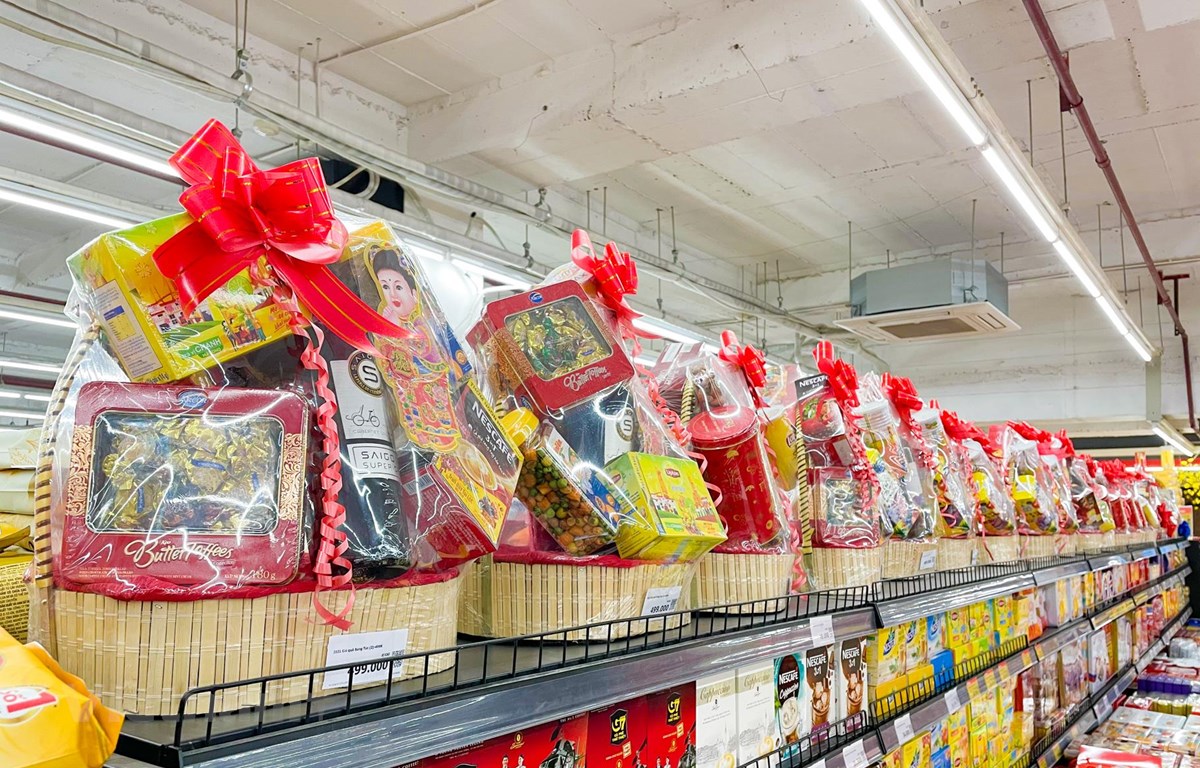 Tại các siêu thị hay trung tâm thương mại, các giỏ quà Tết được được bày bán từ trước Tết gần 2 tháng