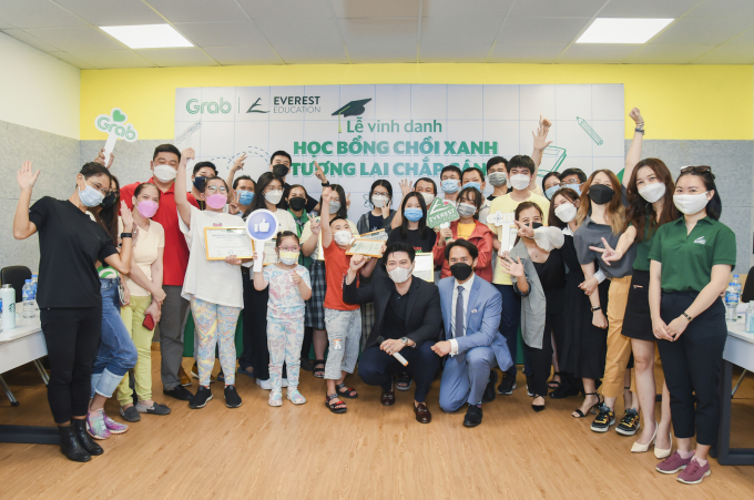 Grab Việt Nam và Everest Education trao học bổng cho con em đối tác