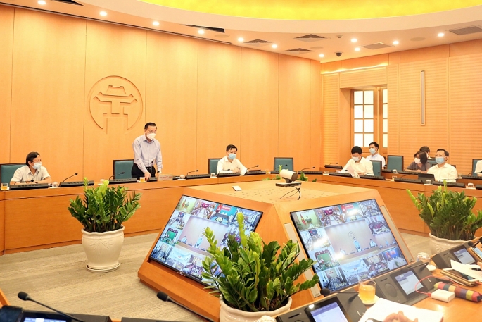 Chủ tịch UBND Thành phố Hà Nội Chu Ngọc Anh báo cáo tại đầu cầu Hà Nội chiều 7-5 (ảnh P.K)