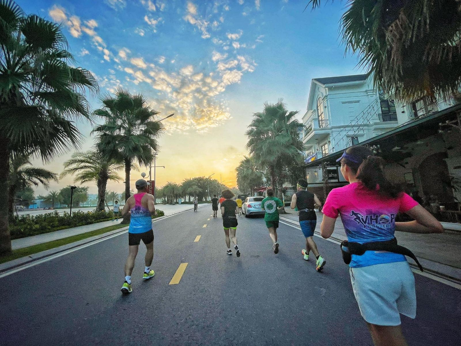 Các thành viên VHOP Runners - cộng đồng yêu chạy bộ tại Ocean City - trong một buổi chạy vào sáng sớm. Ảnh: Hiếu Lê, Nguyen Giap/Group Facebook Vinhomes Ocean Park Runners.
