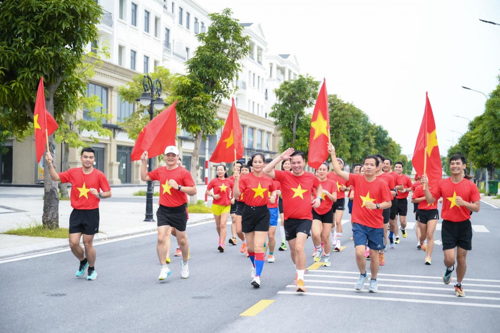 Giải chạy chào mừng Quốc khánh 2/9/2023 được tổ chức tại Ocean City với sự tham gia của hàng chục cư dân với đồng phục cờ đỏ sao vàng. Ảnh: Nguyễn Thị Ánh Tuyết/Group Facebook Vinhomes Ocean Park Runners.