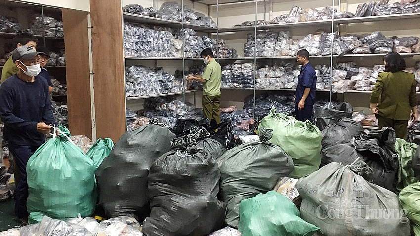 Lực lượng QLTT vừa phát hiện một kho hàng ở Thạch Cầu, quận Long Biên, Hà Nội chứa hàng nghìn sản phẩm giày dép giả mạo các nhãn hiệu nổi tiếng đã được bảo hộ tại Việt Nam