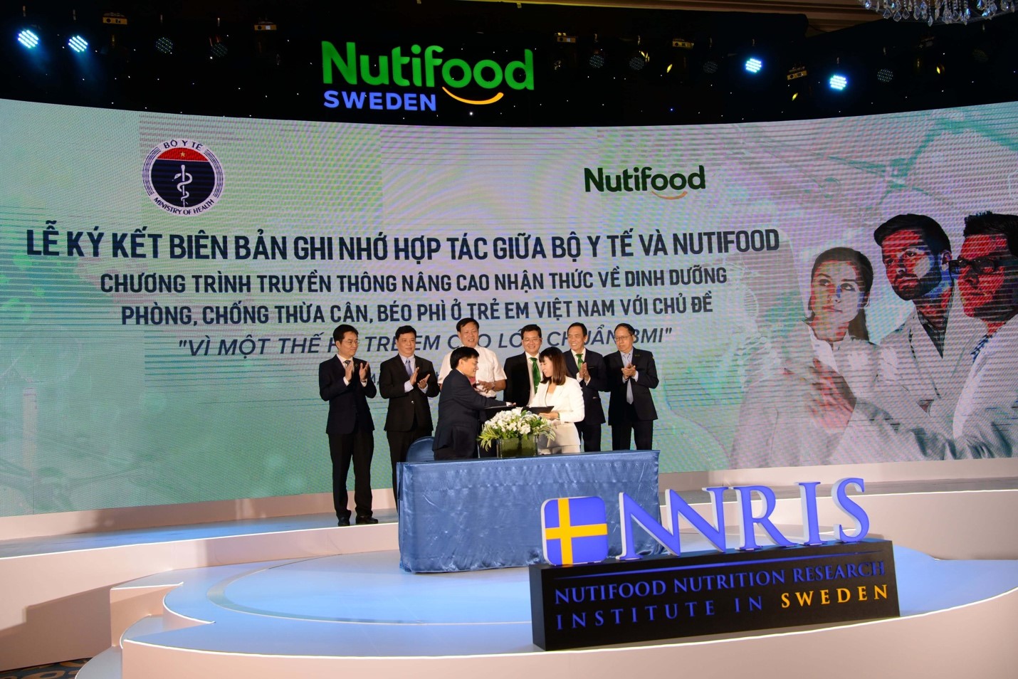Đại diện Bộ Y tế và Nutifood ký kết Biên bản ghi nhớ hợp tác truyền thông giữa Bộ Y tế - với Công ty Cổ phần Thực phẩm dinh dưỡng NutiFood