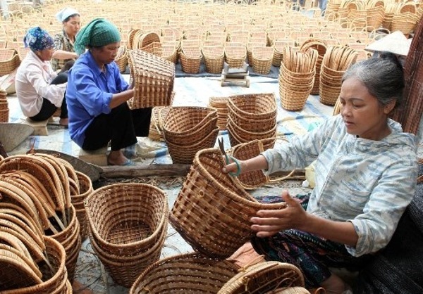 Tại nhiều làng nghề sản xuất hàng mây tre đan của Việt Nam đã hình thành các HTX tập thể, mở rộng thị trường tiêu thụ. Ảnh minh họa