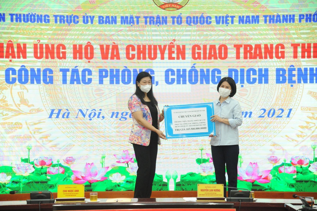 Ủy ban MTTQ Việt Nam TP Hà Nội chuyển giao kinh phí hỗ trợ cho Sở Y tế Hà Nội