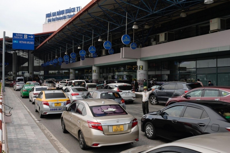 Lực lượng an ninh sân đỗ ôtô tăng cường điều tiết phương tiện ra, vào Cảng hàng không quốc tế Nội Bài.