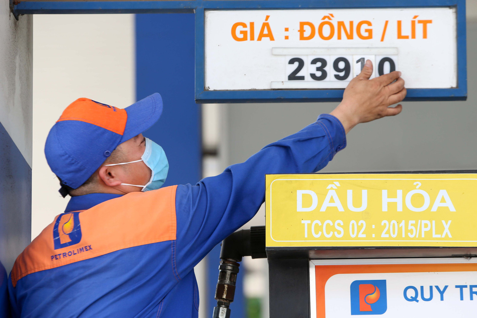 Giá xăng quay đầu giảm mạnh, dầu giảm tới hơn 1.000 đồng/lít