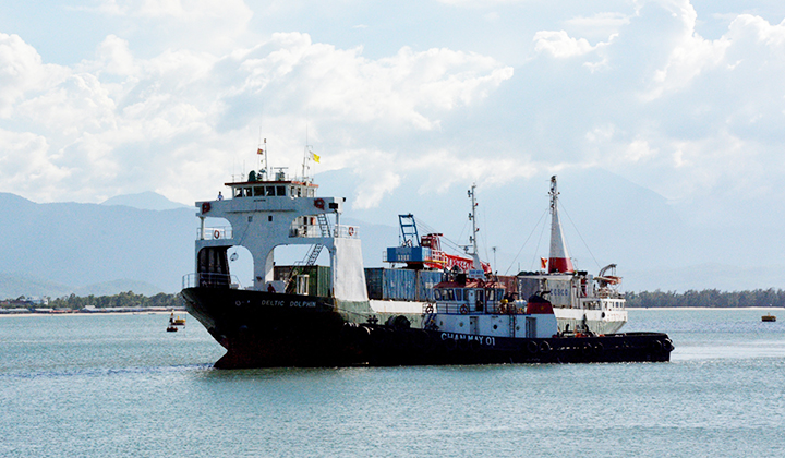 Tàu container quốc tế đầu tiên cập cảng Chân Mây