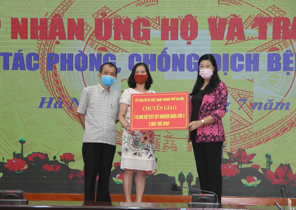 Ủy ban MTTQ Việt Nam TP Hà Nội chuyển giao 116.000 test xét nghiệm SARS-CoV-2 và 2 máy thở cho Sở Y tế Hà Nội