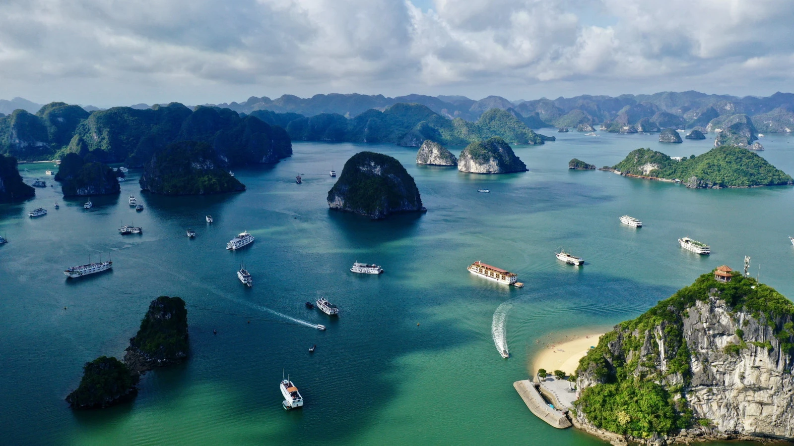 Du lịch Việt Nam đang trở lại với du khách với tổng thu từ khách du lịch tại Việt Nam ước đạt 425 nghìn tỷ đồng.