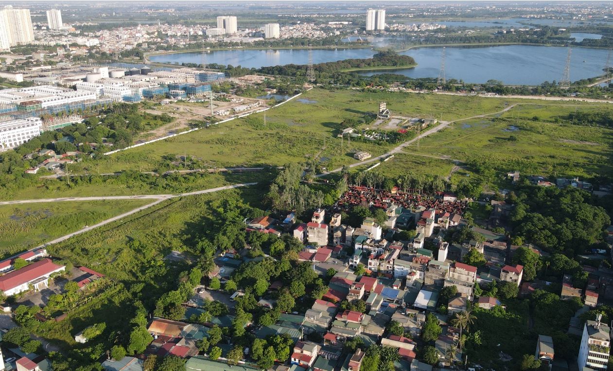 Đã 18 năm trôi qua, dự án Khu đô thị mới Thịnh Liệt (Hoàng Mai, Hà Nội) vẫn đang bỏ hoang, cỏ mọc um tùm, gây lãng phí tài nguyên đất. (Ảnh: dantri)