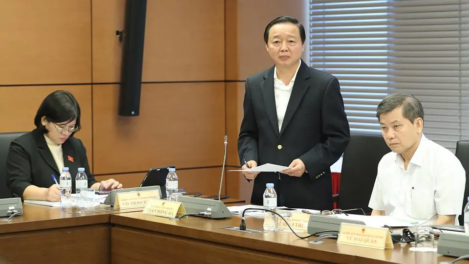 Bộ trưởng Bộ TN&MT Trần Hồng Hà phát biểu tại thảo luận tổ. (Ảnh: Quochoi.vn)