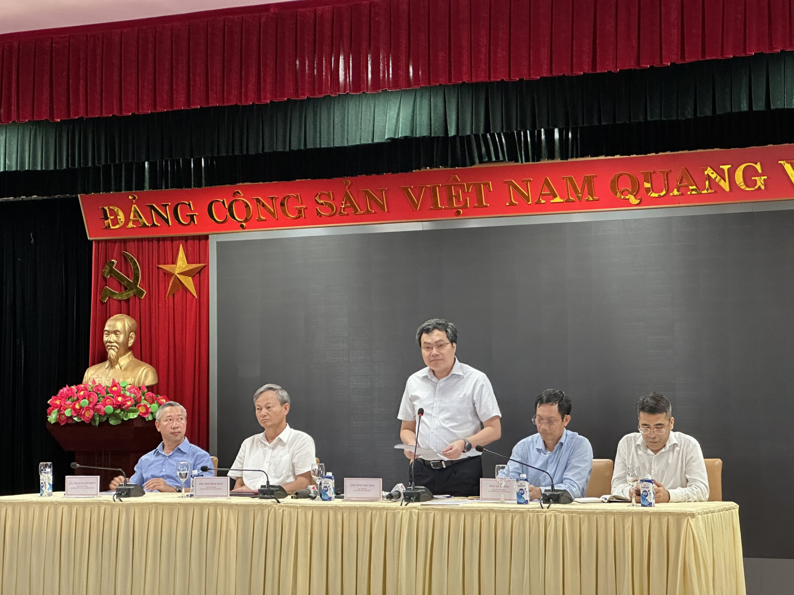 Ông Trần Việt Hòa, Cục trưởng Cục Điều tiết điện lực (đứng) chủ trì cuộc họp.