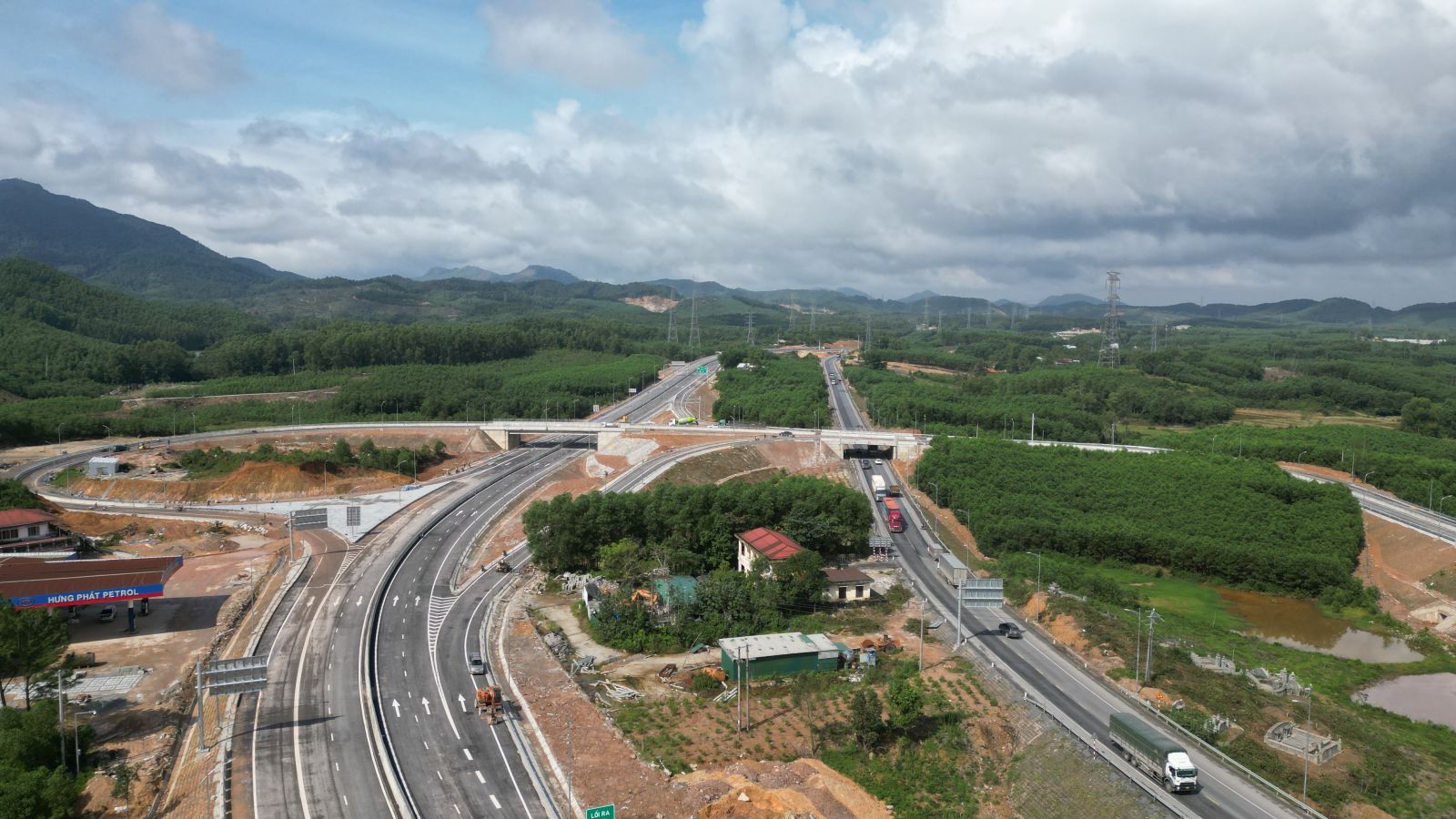 12 dự án thành phần đường cao tốc Bắc - Nam giai đoạn 2 đã chính thức khởi công đồng loạt tại 12 điểm cầu trong ngày đầu năm mới 2023. (Ảnh minh hoạ: VNN)