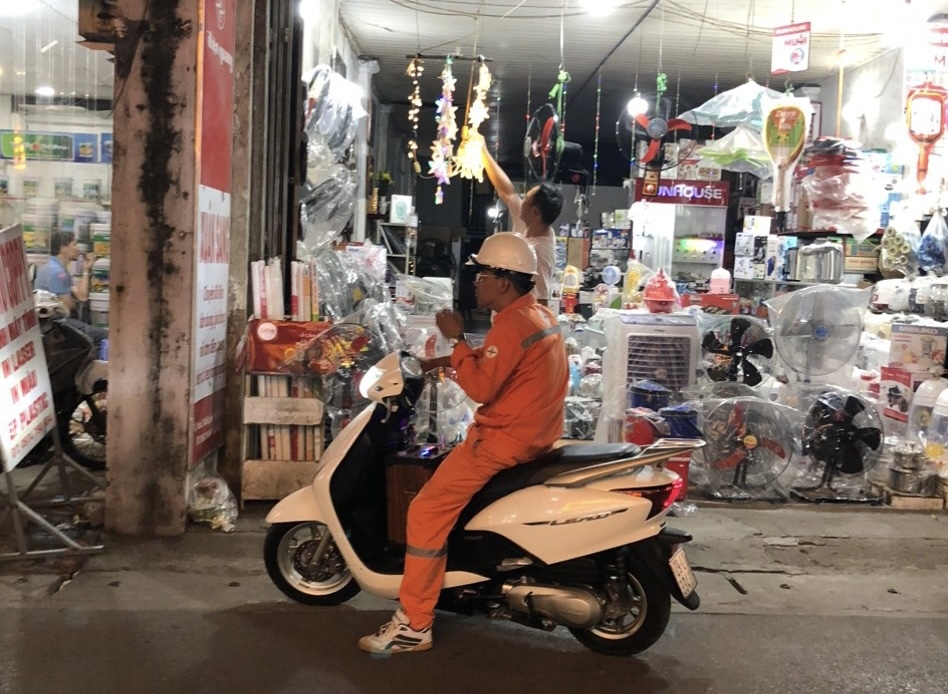 Nhân viên điện lực ở Hà Nội đi vận động dân tiết kiệm điện