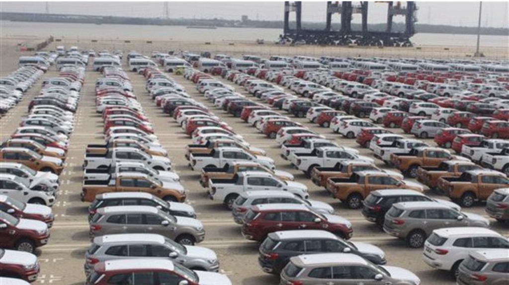 Nhập khẩu ô tô lao dốc sụt giảm ngân sách ngành 1.300 tỷ đồng.